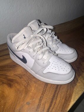 Nike Jordan Kids' Low Top Sneakers - White & Navy